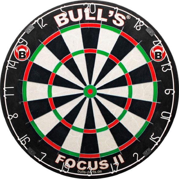 BULL'S FOCUS II. VERSENY DARTS TÁBLA + BULL'S FEKETE, VÖRÖS VAGY KÉK SZÍNŰ FALVÉDŐ (10 szett!)